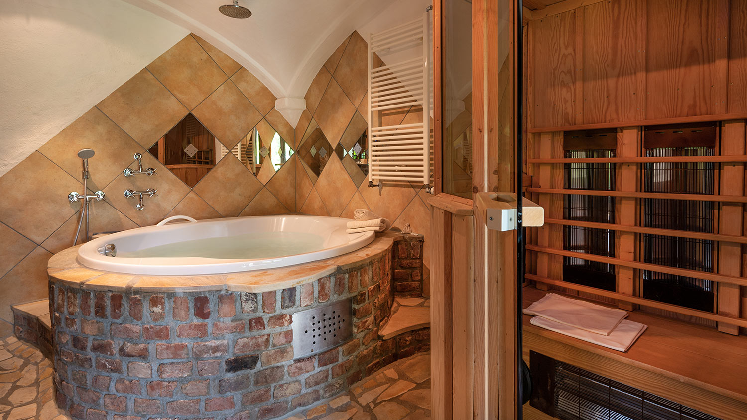 sauna-pool-suite